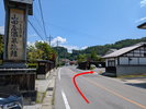 【お車でお越しの方】当館目の前です。駐車場は矢印の方です。
