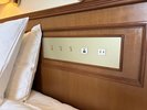 ベッドボードにはコンセント、USB-A、USB TYPE-C充電ポートが設置されています。