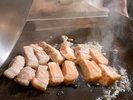オープンキッチン料理ポークステーキ