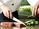 「鉄板焼 桂」選びぬかれた食材を、料理人があざやかな手さばきで絶妙な焼き加減に仕上げます。