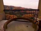 紅葉に染まる絶景の客室露天