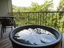 露天風呂付ローベッドツイン。客室の露天風呂も温泉です