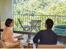 国定公園の豊かな緑を眺めながら、読書にふける贅沢な午後