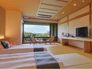 山の緑を眺めながら、心ほどける大人の休日を。露天風呂を備えたローベッドツインで、時間を忘れ上質時間