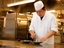 一皿一皿に心を込め、旬の恵みを最高の形で届ける。柿本家の味を守り続ける料理長