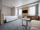 【スーペリアダブルルーム】広いデスクはビジネス利用にもぴったり♪