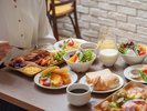 【朝食】パンに野菜にコーヒーに。朝のひとときをお過ごしください。