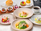 旬の岡山フルーツと瀬戸内海産のお魚をモダングリーク料理に仕上げた夏季限定ディナー※料理一例※