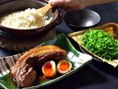 ぷるぷる食感♪上州ブランド「和豚もちぶた」の角煮ごはん(写真の1皿は2人前、ボリューム満点で約500g)