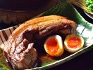 晴観荘名物「和豚もちぶたブロック煮」(写真400g、この大きさを2人分としてお出しします)