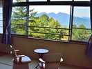 【くつろぎ和室10畳】上州の山々を前に、中層階でもながめ良し。開放的なお部屋です。