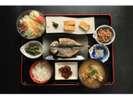 朝食:アジの開きと豚汁が好評