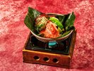 *【秋の会席】台の物(焼物)/秋揚げ茄子と牛カルビのくるみ風味甘味噌仕立て朴葉焼き(一例)