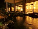 夜の静寂と、優しい灯りの温もり。千年の湯に浸り、深く心を癒やすひととき。