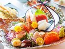 鮮やかな色彩に心躍る、目でも舌でも愉しむ、彩り豊かな自慢の一品。