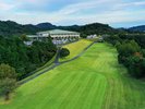 山並みに抱かれた広大なグリーン。心と体を解き放つ、非日常の開放感。