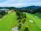 山並みに抱かれた広大なグリーン。心と体を解き放つ、非日常の開放感。