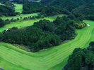 山並みに抱かれた広大なグリーン。心と体を解き放つ、非日常の開放感。