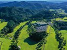 山並みに抱かれた広大なグリーン。心と体を解き放つ、非日常の開放感。
