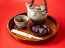 五十鈴川の清流を眺めながら、搗き立てのお餅に上品な甘さの餡がのった名物「赤福餅」を堪能できます。