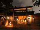 日常を忘れ、神々の領域へと導かれる。伊勢神宮の神秘に触れてみてはいかがでしょうか。