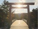 当館から車で50分の距離にある日本人の心のふるさと「伊勢神宮」。悠久の時が流れる聖域で、深い癒やしを。