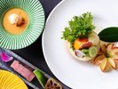 旬の恵みを華やかにあしらい、見た目にも美しい一皿。四季の彩りを目と舌でお楽しみください