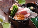 【朝食】香ばしい朴葉味噌と豚肉の旨みが広がる、朝の一品。ほっこり温まる味わいです