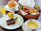 【オプション】“ワクワク”が詰まったお子様ランチはハンバーガーやウインナー、コーンスープにデザート