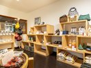 【お土産の売店】旅の思い出に、贈り物に。お気に入りの一品を見つけてください。