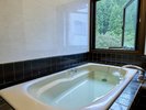【桜】谷川岳ビューを楽しめる源泉かけ流しの湯と2022年11月リニューアルの快適空間でゆったりとした滞在を