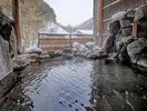 【女性露天風呂】谷川岳を望む雪見露天風呂。白銀の絶景とともに過ごす、贅沢な時間