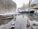 【男性露天風呂】谷川岳を望む雪見露天風呂。雪の日でも楽しめる、冬の特等席