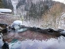 【男性露天風呂】谷川岳ビューの雪見露天風呂。今が一番の季節です