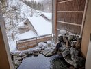 【女性露天風呂】谷川岳を望む雪見露天風呂。白銀の絶景とともに過ごす、静かな贅沢時間
