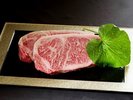 群馬県産「増田牛」の美しい霜降り。上質な脂と旨みが織りなす、格別の味わいをお楽しみください