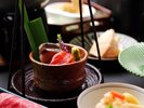 春魚の訪れを味わうお造り。桜鯛最中、桜鱒、鰆など、春ならではの旬魚を華やかに