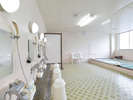 洗い場6箇所・シャワー2箇所・ボディーソープ・リンスインシャンプー・シャンプーブラシ