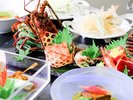 板長が腕をふるう創作会席は、海と山の幸が奏でるごちそうです。伊勢海老のお造り、国産牛の陶板焼き等。