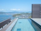「天音の湯」男性側からは西浦の漁港が眺められます。