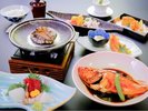 当館定番の『季節の和食膳』鮑の陶板焼きや季節の煮魚