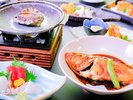当館定番の『季節の和食膳』鮑の陶板焼きや季節の煮魚