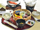 末広の朝は「はっこう彩りごはん」。みりん粕漬けの焼き鮭に、てづくり豆腐をご用意しております。
