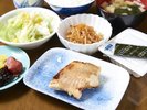 朝食は是非当ホテルの和定食をご堪能下さいませ。(有料となります。魚は日替わりです。)