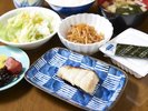 朝食は是非当ホテルの和定食をご堪能下さいませ。(有料となります。魚は日替わりです。)