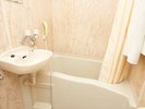 客室バスルーム:シンプルながら快適なバスルーム設備。