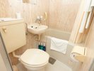 客室バスルーム:清潔でコンパクトなバスルーム。