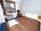ダブルルーム(昼):リラックスできる、広々としたダブルベッド。
