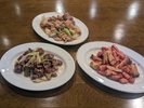 レストランメニュー 一例:多彩なメニューで、心地よい食事。