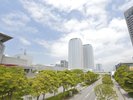 周辺景色:都市と自然が調和する幕張の街並み。